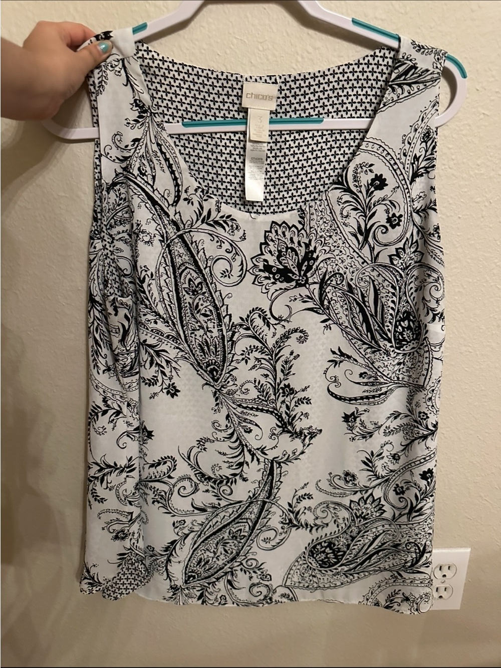 Chaus Black & White Paisley Sleeveless blouse